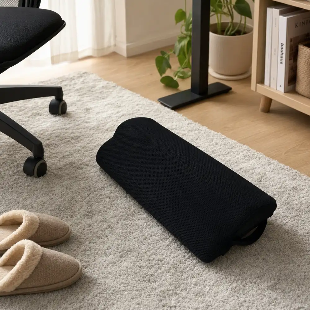Pieds posés sur le coussin repose-pied à mémoire de forme sous le bureau