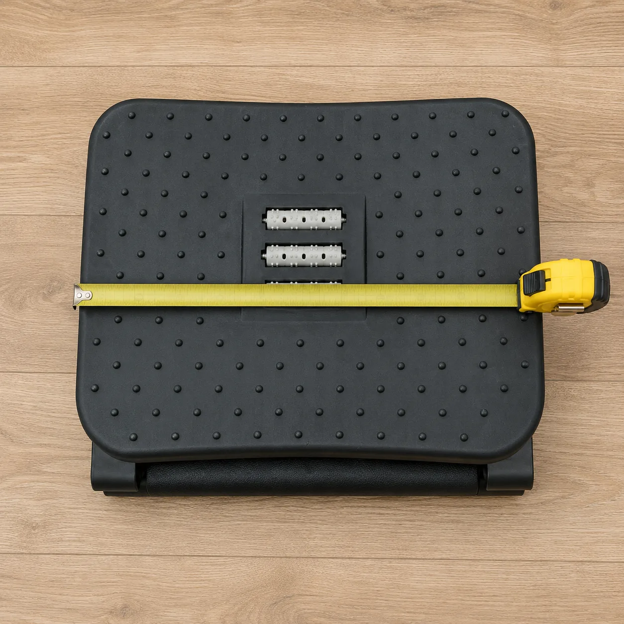 Le repose-pied ergonomique à rouleaux et le coussin à mémoire de forme posés côte à côte sur un parquet clair
